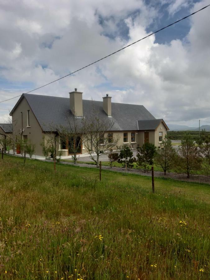 A New U Country Cottage Clynacartan Eksteriør bilde
